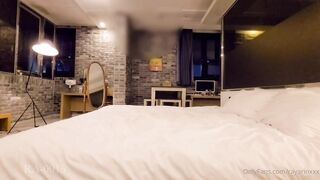 옷도 안 벗고 쌍권총 잡고 물고빠는 와이프