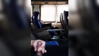 기차에서 몰래 딸치다 사정 korean porn (1)