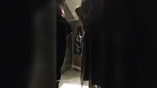 공용 화장실에서 미친듯한 섹스