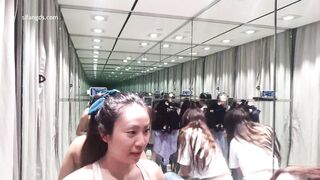 피팅룸에서 신나버린 모델들