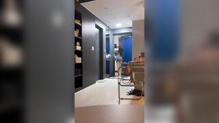 제니한테 몰래 배달기사와 사전협의후 촬영!제니한텐 꼬셔서 섹스까지 할수있으면 해보라했는데 일사천리로 진행되서 깜놀