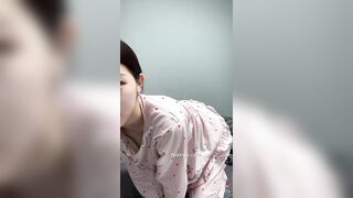 잠옷입고 내숭 까는년.. 그래도 귀엽네..