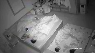 【破解摄像头】夫妻在厨房做爱被女儿撞见 当场社死！92V[某房原版] ipcam (1)