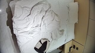 1-10 ホテルの隠しカメラ映像流出❤️ 優秀な学生カップル：メガネをかけた女の子が彼氏のオナニーを手伝い、彼氏は彼女の肛門を引っ張って調べ china ipcam (8)