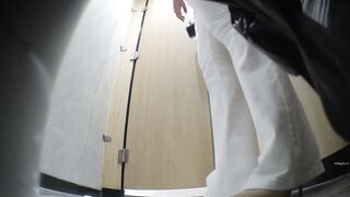 [ マジックハン​ド ☛ 購入済み ]【プレミアム・トイレ盗撮】「着替え＆排泄中の美女」 — パート2 toilet 1 02-180426