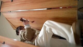 ショッピングモールの女性用トイレで女性が排尿する様子を捉えた高画質動画が新たに流出した。ダウンジャケットを着た2人の女性が、完全にしゃがみ toilet 02-180426