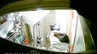 大学の「クズ女」が親友を裏切る：ルームメイト盗撮（第4部） — 賃貸アパートの女子たち：一緒のシャワー／「恋人たちの入浴」 toilet 2 06-190426