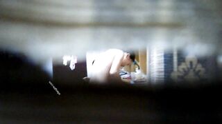 大学の「クズ女」が親友を裏切る：ルームメイト盗撮（第4部） — 賃貸アパートの女子たち：一緒のシャワー／「恋人たちの入浴」 toilet 3 04-190426