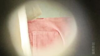 新たに流出した手持ち式トイレカメラの映像❤️ Maoyanからのオリジナル盗撮映像：美しい少女が立ちながら排尿し、濃くて太くてセクシーな陰毛を拭 toilet