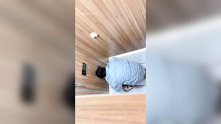 最新の流出トイレカメラ映像には、オフィスビルの女性用トイレに忍び込むマスターが映っている❤️ 黒い革靴、毛皮のコート、眼鏡をかけた女の子をフ toilet 04-200426