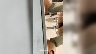 新たに流出した動画❤️ 人気オンラインセレブの自宅にある女性用トイレで、女性ライブ配信者が排尿する様子を、一流カメラマンが密かに撮影しまし toilet   (3)