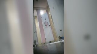 新たに流出した映像❤️ 熟練の写真家がショッピングモールの女性用トイレに忍び込み、ベルボトムの女性が小便をするためにかがんでいる間に、客が小 toilet