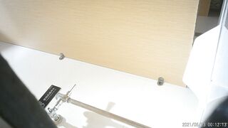 大学近くのバーで、赤いレースの下着姿で排尿し、カメラを見ながら体を拭いている女性の写真を新たに流出した。 toilet 02-260426