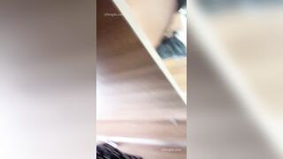 トイレ盗撮の達人がオフィスビルの女子トイレに潜入 ❤️ 超一流「スカートの中」映像：大学院生インターンのピンクのマンコをドアップで激写 toilet 05-290426
