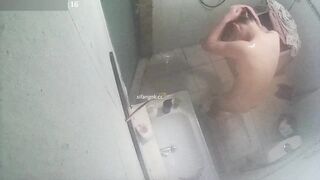 完全公開・本物の隠し撮り映像：顔出し — 色白ナイトクラブホステスの入浴と着替え（パート2） toilet 3