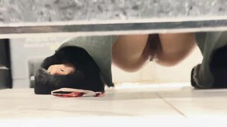 新たに流出した4月の写真：トイレショット❤️ 照明を使った無許可撮影 - うんちやおしっこをする一連の素晴らしい美女たち。 toilet 51-110526