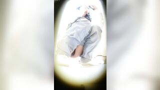 新たに流出したプライベート写真❤️ ナイトクラブの女性用トイレで売春婦が排尿している盗撮写真、2つのアングル、顔のクローズアップショット toilet 06-110526