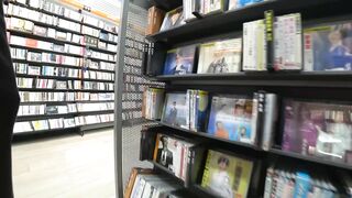 ダックス作品8・生足デニムミニのメガネお姉さんのドアップ赤P！アレがハミでてる！プラス2人 voyeur jp 170526
