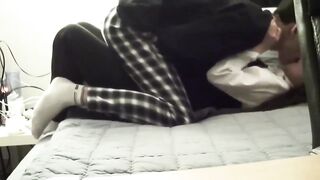 침대 위에는 어벤져스 포스터가 걸려 있다. korean porn vip