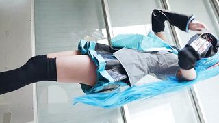 高画質版-コミックマーケット-コスプレ-スレンダー-超美形-レイヤーさんの極上パンチラ-対面-バック-コミケ voyeur jp 01-240526