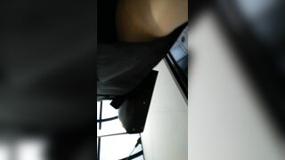けしからん-エスカレーターで盗撮を警戒して最後尾に乗るような娘には悪戯part-21-携帯用-縦動画 voyeur jp 01-250526