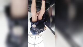 けしからん-エスカレーターで盗撮を警戒して最後尾に乗るような娘には悪戯part-27-携帯用-縦動画 voyeur jp 01-250526