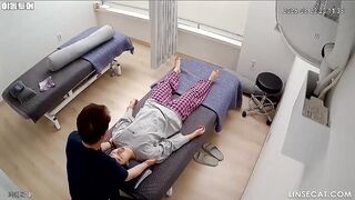 [신작] 마사지사의 페티시는 여성이 아파하는 부위를 의도적으로 마사지하여 여성이 자신도 모르게 신음하게 만드는 것이었다 korean porn vip ipcam
