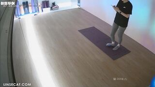 [신작] 소녀들이 몸에 딱 달라붙는 바지를 입고 스트레칭을 하고 있는데, 바지 사이로 민망한 부위가 적나라하게 드러나 있다 korean porn vip ipcam