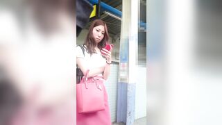 限定10セット 撮影バレ お姉さんににらまれながらもスカートめくりで純白パンティ丸見え voyeur jp