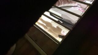 都会の村にある建物の隠しカメラ映像❤️ 隣人の若い奥さんがブラジャーを脱いだら、胸がはみ出しました。シャワーを浴びた後、スマホを見ていたの ipcam
