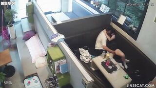 [신작] 발기부전 남성이 만화책 테마 카페의 개인실에서 날씬한 여자친구와 성관계를 가졌다. 그는 두 시간 동안 손가락과 성기를 번갈아 korean porn vip ipcam