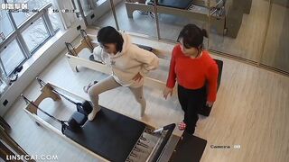 [신작] 육감적인 여성 강사가 여학생들에게 필라테스를 지도하고 있다. 학생들은 몸에 딱 달라붙는 바지를 입고 있어 민망한 부위가 드러난다 korean porn vip ipcam