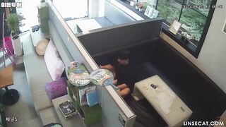 [신작] 한 젊은 커플이 만화 카페의 개인실에서 콘돔 없이 성관계를 가졌다. 남자는 손가락으로 애무하며 여자의 질을 촉촉하게 만든 후 korean porn vip ipcam