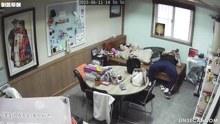 [신작] 한국 울산의 한 여성 가게 주인이 남자친구가 집을 나서자마자 다른 남자와 바람을 피웠다. 남자친구가 그녀에게 오럴 섹스를 korean porn vip ipcam
