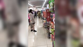 ２人のお姉さんの逆さパンチラ動画 静止画 ２０３ voyeur jp 01