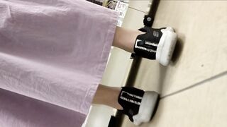 スマホで逆さ撮り106 電話中の買い物人妻 長いスカートだが電話に集中し過ぎで生パン晒される 素人盗撮 voyeur jp