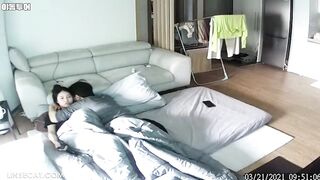 가정용 감시 카메라 해킹 [IP 카메라]_ 젊은 한국 커플이 섹스를 하고 있다. 아내는 게임을 하고, 남편은 아내의 가슴을 가지고 논다. korean porn vip ipcam